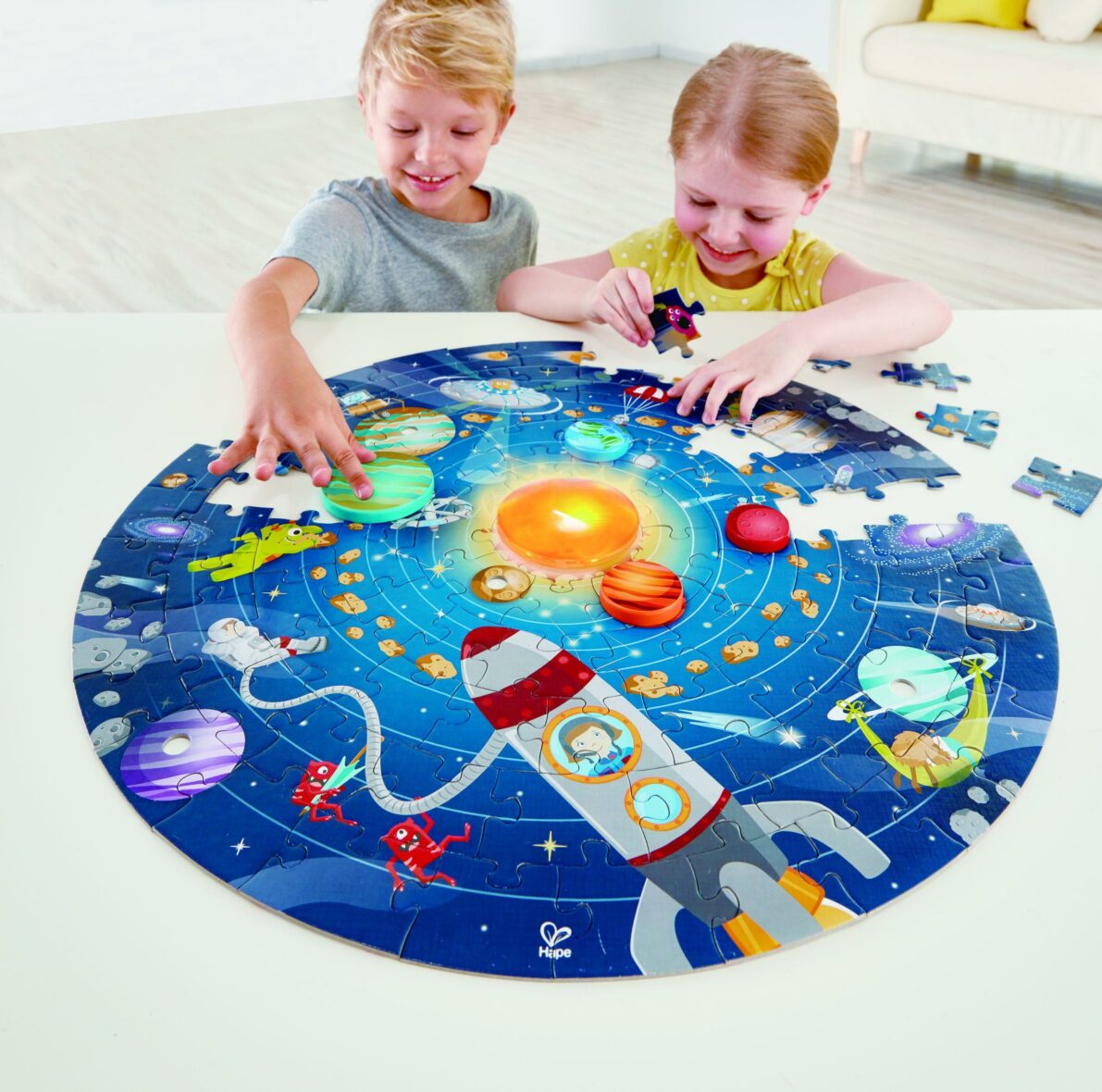 E1625-Solar-System-Puzzle-with-child-scaled